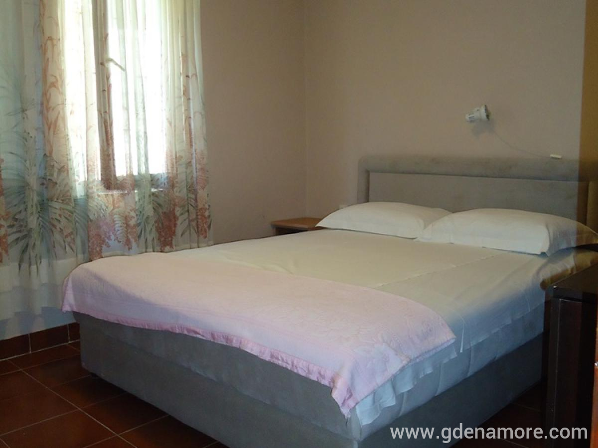 Villa M, Ap.br.8, alloggi privati a Bijela, Montenegro