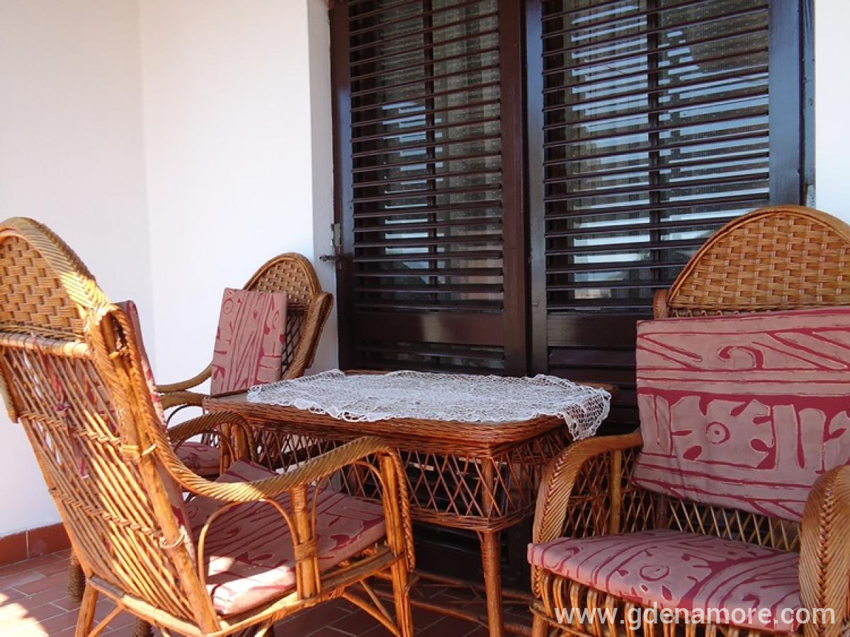 Villa M, Ap.br.8, alloggi privati a Bijela, Montenegro