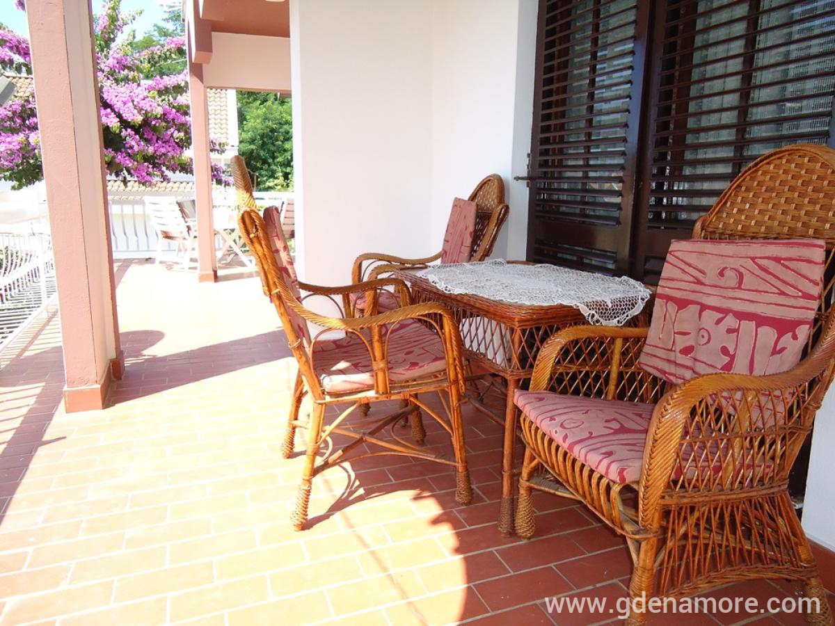 Villa M, Ap.br.8, alloggi privati a Bijela, Montenegro